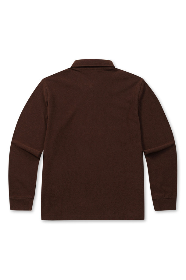 부드러운 촉감의 기모 소재로 제작되어 초겨울부터 겨울까지 따뜻하게 착용 가능한 기모 솔리드 폴로넥 티셔츠입니다. 베이직한 디자인에 레귤러 핏으로 제작되어 편안한 착용감을 선사하며, 브라운 컬러로 다양한 하의와 매치하기 용이합니다. 3버튼 여밈, 소매단 더블 공정, 로고 자수 디테일로 포인트를 더했으며, 신축성이 좋아 활동성이 뛰어납니다. 무지 패턴에 폴로넥 디자인으로 클래식, 미니멀, 캐주얼 등 다양한 스타일을 연출할 수 있으며, 겨울 데일리룩, 모임룩, 데이트룩에 활용하기 좋습니다. 비침 걱정 없이, 레귤러 기장으로 안정감 있게 착용할 수 있습니다.
