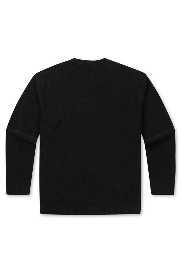 [페트리코] 웨일 조직 스웨트셔츠는 초겨울부터 겨울까지 포근하게 착용하기 좋은 베이직 스타일의 스웨트셔츠입니다. 부드러운 촉감의 웨일 조직 소재로 제작되었으며, 약간 두꺼운 두께감으로 보온성을 높였습니다. 넥 안쪽 스트라이프 테이프와 밑단 및 소매단의 제원단 더블 공정으로 섬세함을 더했습니다. 레귤러핏으로 편안하게 착용 가능하며, 블랙 컬러의 무지 디자인으로 어떤 스타일에도 쉽게 매치할 수 있습니다. 좌측 하단 로고 포인트 라벨과 신축성, 비침 없는 특징이 있습니다.
