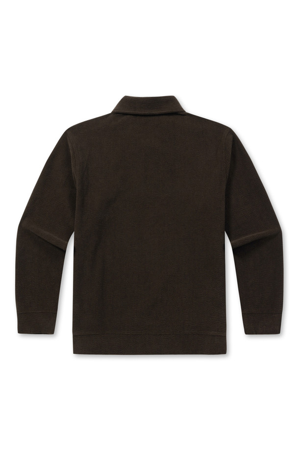 **[페트리코] 셔츠형 칼라 하프집업 티셔츠**는 베이직한 스타일을 추구하는 당신을 위한 초겨울, 겨울 시즌 필수 아이템입니다. 브라운 컬러의 무지 디자인에 셔츠 칼라를 더해 클래식하고 미니멀한 무드를 연출합니다. 레귤러 핏과 약간 두꺼운 두께감으로 편안한 착용감을 선사하며, 부드러운 촉감과 뛰어난 신축성을 자랑합니다. 밑단 및 소매단 더블 공정, 좌측 하단 로고 라벨 디테일이 돋보이며, 비침 없는 웨일 조직으로 제작되었습니다. 겨울 데일리룩, 출근룩으로 활용하기 좋은 하프집업 티셔츠입니다.
