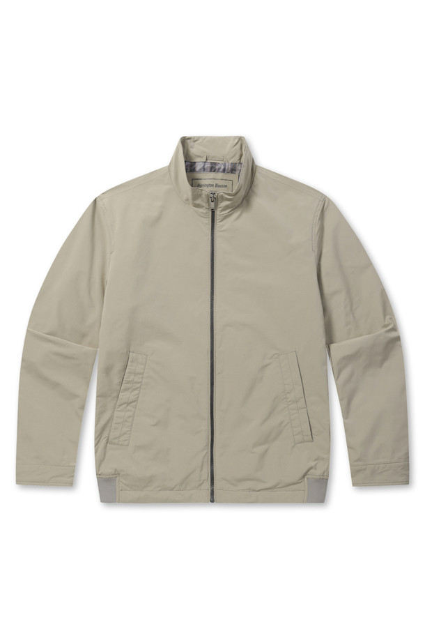 미니멀 해링턴 점퍼는 베이지 컬러의 폴리에스터 소재로 제작되어 부드러운 촉감을 선사합니다. 일상생활에서 편안하게 착용하기 좋으며, 가을 나들이룩이나 데이트룩 연출에 적합합니다. 레귤러핏으로 제작되었으며, 엉덩이 위 기장과 집업 여밈 방식이 특징입니다. 체크 패턴의 안감, 사선 사이드 포켓, 코듀로이 소매 안쪽 배색 디테일이 돋보이며, 전체 안감 처리를 통해 완성도를 높였습니다. 미니멀, 캐주얼, 클래식한 스타일을 모두 아우르는 디자인으로 다양한 코디에 활용할 수 있습니다.
