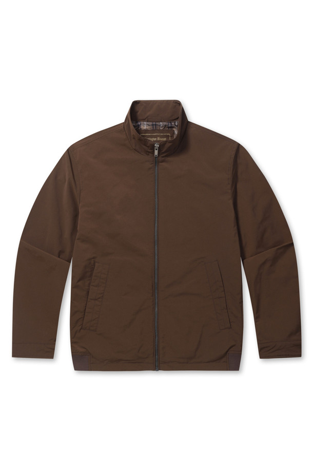 미니멀한 감각을 뽐내는 남성용 브라운 컬러의 해링턴 점퍼입니다. 가을에 어울리는 보통 두께감의 폴리에스테르 소재로 제작되었으며, 부드러운 촉감이 특징입니다. 엉덩이 위 기장으로, 체크 패턴과 레귤러핏이 미니멀하고 베이직한 스타일을 연출합니다. 집업 여밈 방식에 코듀로이 소매 안감 배색, 사선 사이드 포켓 디테일이 돋보입니다. 가을 나들이룩이나 데이트룩, 클래식, 미니멀, 캐주얼 스타일을 즐겨 입는 분들께 추천합니다.
