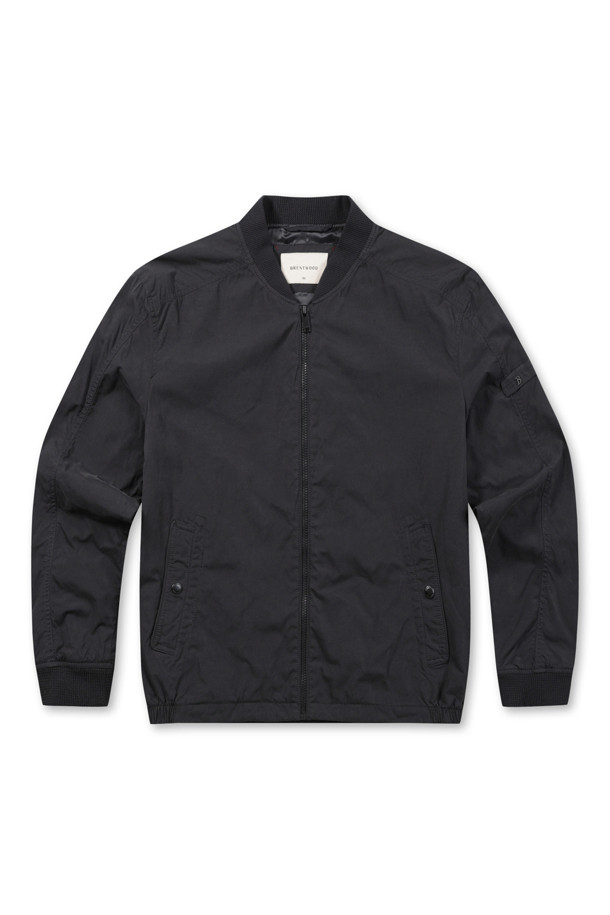 가먼트워싱 보머 점퍼는 남성용 아우터로, 가을철 데일리룩과 가을 나들이룩에 적합합니다. 캐주얼, 미니멀, 클래식 스타일을 아우르며, 엉덩이 위 기장의 레귤러핏으로 제작되었습니다. 블랙 컬러의 무지 디자인이며, 집업 여밈 방식과 긴 소매, 전체 안감으로 편안함을 더했습니다. 라글란 소매, 칼라 및 소매 니트 배색, 밑단 엘라스틱 밴드, B 로고 리벳 와펜 등의 특징으로 포인트를 주었습니다. 면 혼방 소재에 가먼트워싱 처리하여 자연스러운 멋을 연출합니다.
