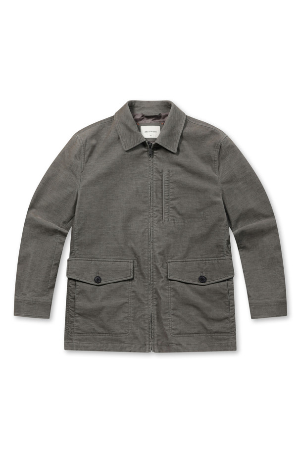 [코지] 몰스킨 워싱 자파리는 부드러운 촉감의 몰스킨 소재로 제작된 남성용 셔츠형 자파리입니다. 가을 시즌에 어울리는 엉덩이 기장의 캐주얼 재킷으로, 바이오 워싱 가공을 거쳐 자연스러운 멋을 더했습니다. 카키 컬러의 무지 디자인에 레귤러핏으로 제작되어 가을 나들이룩이나 데이트룩에 적합하며, 캐주얼, 클래식, 미니멀 스타일을 모두 소화할 수 있습니다. 멀티 포켓과 엘보우 패치, 전체 안감, 카치온다잉 등의 디테일이 돋보이며, 파이핑 여밈 방식으로 깔끔함을 더했습니다. 긴 소매 기장으로 포근한 착용감을 선사합니다.
