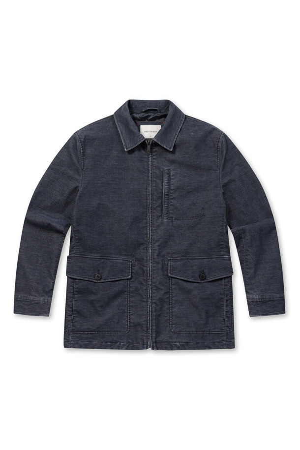 [코지] 몰스킨 워싱 자파리 는 부드러운 촉감의 몰스킨 소재로 제작된 남성용 자파리입니다. 가을 시즌에 어울리는 네이비 컬러의 무지 디자인으로, 캐주얼하고 미니멀한 스타일을 연출합니다. 엉덩이를 덮는 기장과 레귤러핏으로 편안하게 착용 가능하며, 셔츠형 칼라와 멀티 포켓 디테일이 특징입니다. 바이오워싱 가공을 거쳐 자연스러운 멋을 더했으며, 엘보우 패치와 전체 안감으로 내구성과 보온성을 높였습니다. 가을 나들이룩이나 겨울 데일리룩에 활용하기 좋으며, 다양한 스타일을 소화할 수 있습니다.
