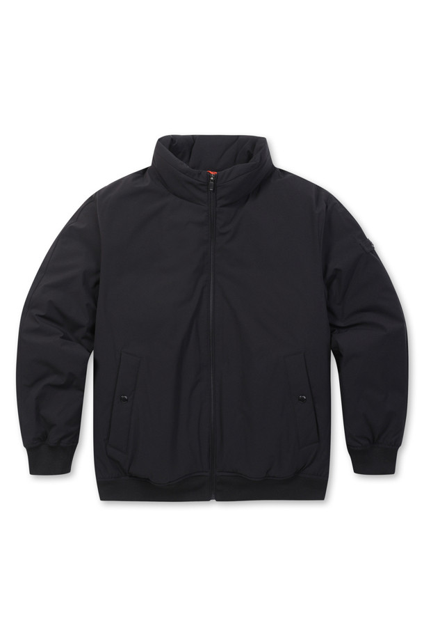 **[라이프 퍼포먼스] 심플 다운 점퍼**

일상과 스포츠 활동 모두에 적합한 [라이프 퍼포먼스] 심플 다운 점퍼는 남성용 겨울 아우터입니다. 블랙 색상의 무지 디자인으로 스포티하면서도 캐주얼한 스타일을 연출하며, 엉덩이 위 기장의 레귤러핏으로 편안하게 착용 가능합니다. 보온성과 신축성을 갖춘 두꺼운 두께의 다운 점퍼로, 스탠칼라와 라글란 소매, 니트 배색 소매단/밑단, B로고 와펜, 머스코비덕 다운 충전재(솜털:깃털=80:20) 등의 특징을 가지고 있습니다. 집업 스타일로 간편하게 여밀 수 있으며, 출근룩과 캠핑룩, 캐주얼, 스포티, 미니멀 스타일을 즐기는 분들께 추천합니다.
