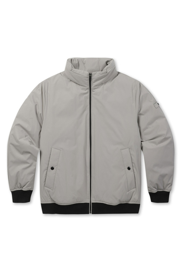 **[라이프 퍼포먼스] 심플 다운 점퍼**

쌀쌀한 겨울 날씨에도 따뜻하고 스타일리시하게 연출할 수 있는 [라이프 퍼포먼스] 심플 다운 점퍼입니다. 엉덩이를 덮는 기장과 레귤러핏으로 제작되어 편안한 착용감을 선사하며, 스포티와 캐주얼 무드를 동시에 낼 수 있습니다. 스탠 칼라, 라글란 소매, B로고 와펜 디테일이 돋보이며, 니트 배색 소매단과 밑단이 포인트를 더합니다. 머스코비덕 다운 충전재(솜털:깃털=80:20)와 두꺼운 두께감으로 뛰어난 보온성을 제공하며, 신축성 있는 소재로 활동성을 높였습니다. 출근룩, 여행룩 등 다양한 TPO에 활용 가능하며, 심플하고 미니멀한 스타일을 즐기는 분들께 추천합니다.
