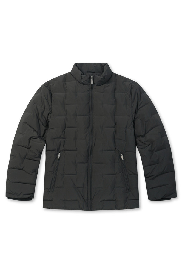 [밸런스다운] 튜브 숏기장 점퍼는 베이직한 스타일의 겨울용 다운 점퍼입니다. 무지 디자인에 블랙 컬러로, 미니멀, 클래식, 캐주얼 룩에 모두 잘 어울립니다. 숏 기장의 레귤러핏으로 제작되었으며, 스탠 칼라와 튜브 접착 방식이 특징입니다. 80:20 비율의 덕다운 충전재와 니트 소매 안감, 사이드 지퍼 포켓으로 보온성과 방풍 기능을 갖춰 겨울철 출근룩으로 적합합니다. 매트한 질감의 폴리에스테르 소재에 지퍼형 여밈 방식으로 편안하게 착용할 수 있습니다.
