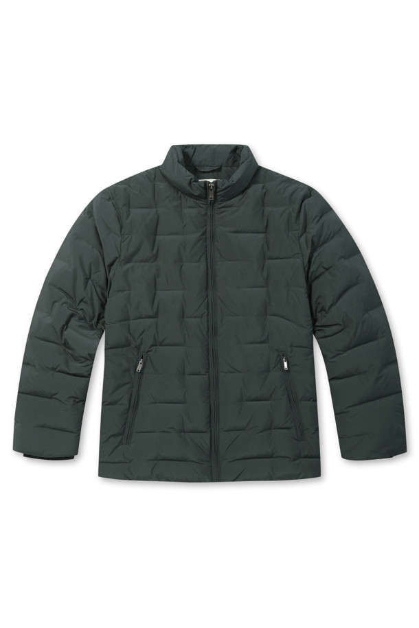 [밸런스다운] 튜브 숏기장 점퍼는 추운 겨울철, 출근룩에 미니멀, 클래식, 캐주얼 스타일을 더해줄 아우터입니다. 매트한 촉감의 폴리에스테르 소재로 제작되었으며, 숏 기장과 레귤러핏으로 편안한 착용감을 선사합니다. 그린 컬러의 무지 디자인에 스탠 칼라, 튜브 접착 방식, 덕다운 충전재(솜털:깃털=80:20)를 사용하여 보온성과 방풍 기능을 강화했습니다. 지퍼형 여밈 방식과 사이드 지퍼 포켓, 소매 안쪽 니트 배색 디테일로 실용성을 높인 숏 점퍼입니다.
