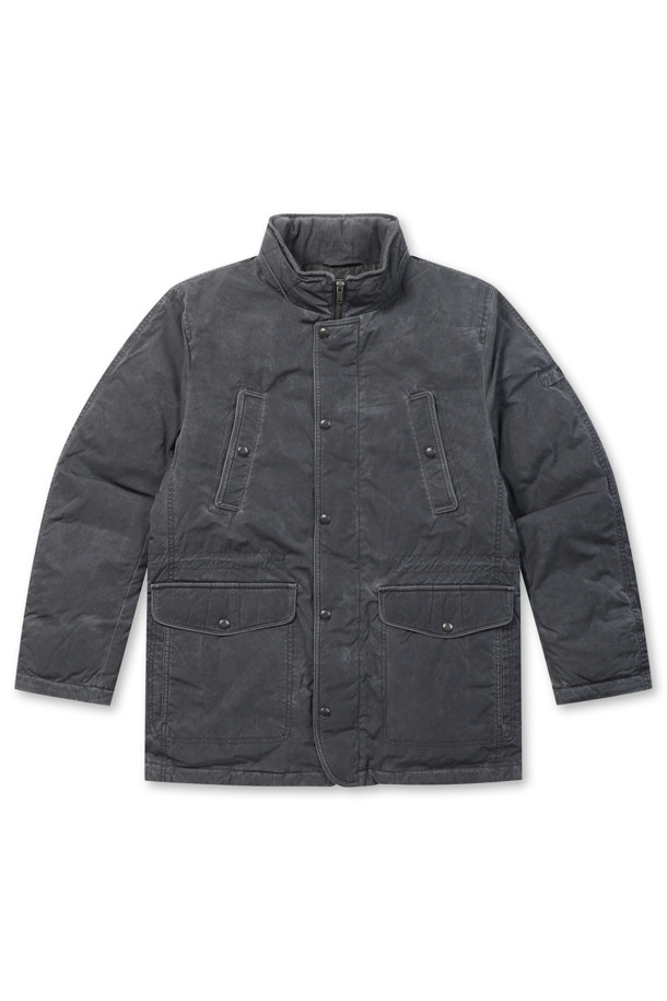 네이비 컬러의 남성용 피그먼트 워싱 다운 사파리입니다. 겨울철 보온과 방풍 기능을 갖춘 두꺼운 두께의 아우터로, 캐주얼, 미니멀, 클래식 스타일을 연출하기 좋습니다. 허리 스트링과 니트 소매 배색, 가슴 포켓, B로고 와펜 등의 디테일이 돋보이며, 머스코비덕 다운 충전재(솜털:깃털=80:20)를 사용하여 보온성을 높였습니다. 피그먼트 워싱 가공으로 특유의 은은한 멋을 더했고, 지퍼와 스냅으로 여밈 방식을 갖춰 편안하게 착용 가능합니다. 출근룩과 여행룩 모두 활용할 수 있는 실용적인 아이템입니다.
