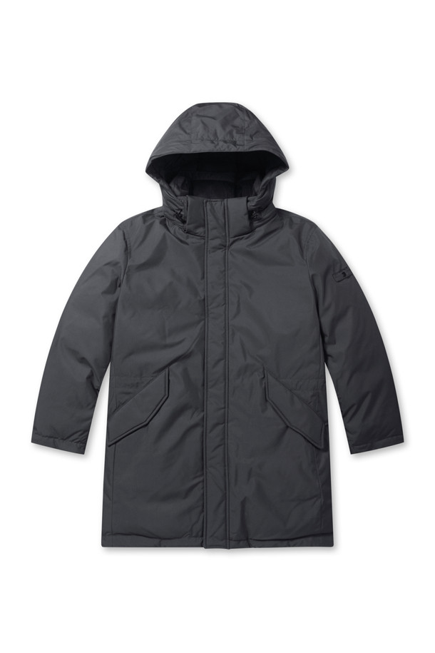 **후드 탈착 다운 사파리**는 겨울철 출근룩을 위한 베이직 스타일의 아우터입니다. 블랙, 그레이 두 가지 색상으로 출시되었으며, 허벅지 기장의 레귤러핏으로 제작되었습니다. 지퍼와 스냅 여밈 방식을 갖추었으며, 폴리에스테르 소재에 두꺼운 두께감으로 보온성을 높였습니다. 후드는 탈부착이 가능하며, 허리 스트링 조절, 소매 니트 배색, B로고 와펜 디테일이 돋보입니다. 머스코비덕 다운 충전재(솜털:깃털=80:20)와 발수 처리, 방수 기능으로 쾌적함을 더했습니다.
