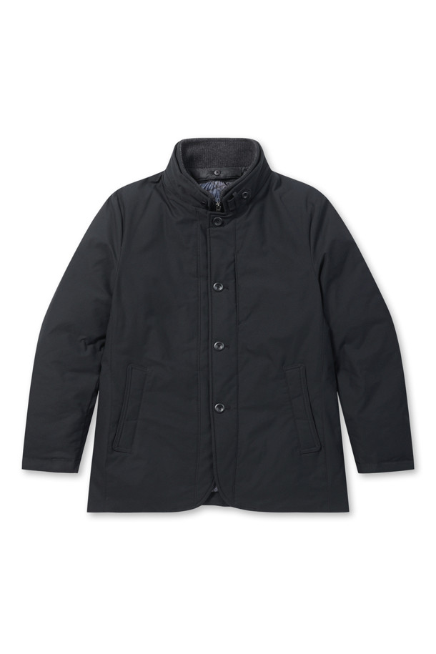 [브릿지포트] 비즈 다운 자파리는 비즈니스와 미니멀 스타일을 추구하는 남성을 위한 겨울철 필수 아이템입니다. 엉덩이를 덮는 기장의 레귤러핏 다운 점퍼로, 블랙 컬러의 무지 디자인이 세련된 느낌을 선사합니다. 방풍 기능과 보온성을 갖춘 두꺼운 폴리에스테르 소재로 제작되었으며, 탈부착 가능한 바람막이, 칼라 와이어, 니트 배색 칼라 등의 디테일이 돋보입니다. 머스코비덕 다운 충전재(솜털:깃털=80:20)를 사용하여 뛰어난 보온성을 제공하며, 지퍼와 단추로 여밀 수 있습니다. 출근룩과 비즈니스 캐주얼에 적합한 스타일을 연출해보세요.
