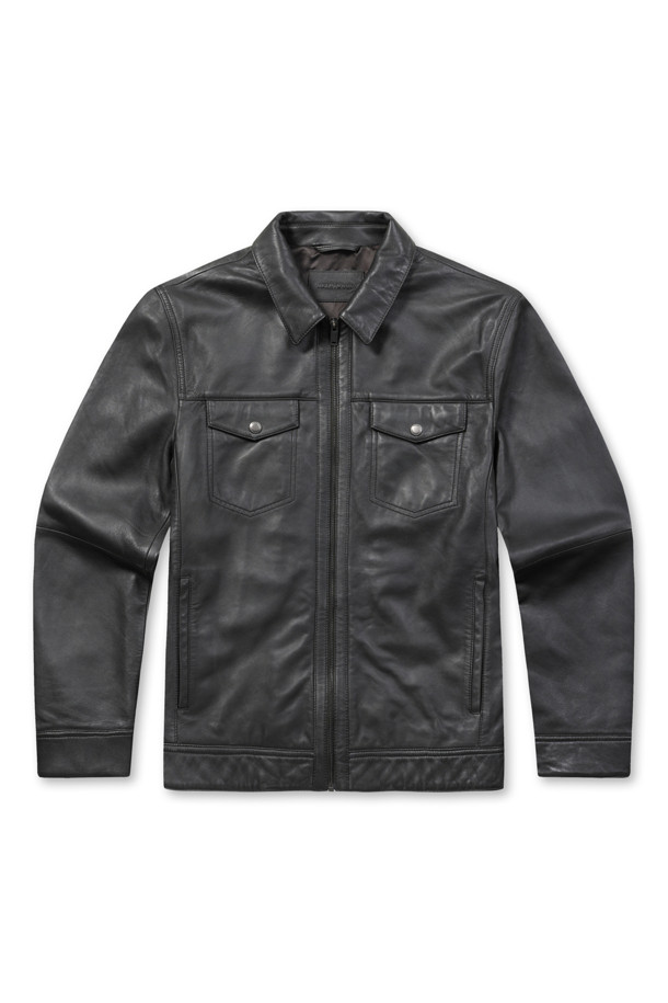 [볼더레더] 세미베지터블 양가죽 트러커는 가을, 겨울에 어울리는 캐주얼하고 빈티지한 스타일의 아우터입니다. 부드러운 세미 베지터블 천연 양가죽 소재에 가먼트워싱과 효소 처리하여 자연스러운 질감을 살렸습니다. 엉덩이 위 기장의 레귤러핏으로 편안한 착용감을 제공하며, 지퍼 여밈 방식과 전체 안감, 가슴 포켓 디테일이 특징입니다. [볼더레더] 브랜드 가죽 라벨이 부착되어 있으며, 가을 나들이룩이나 겨울 데일리룩에 활용하기 좋습니다.
