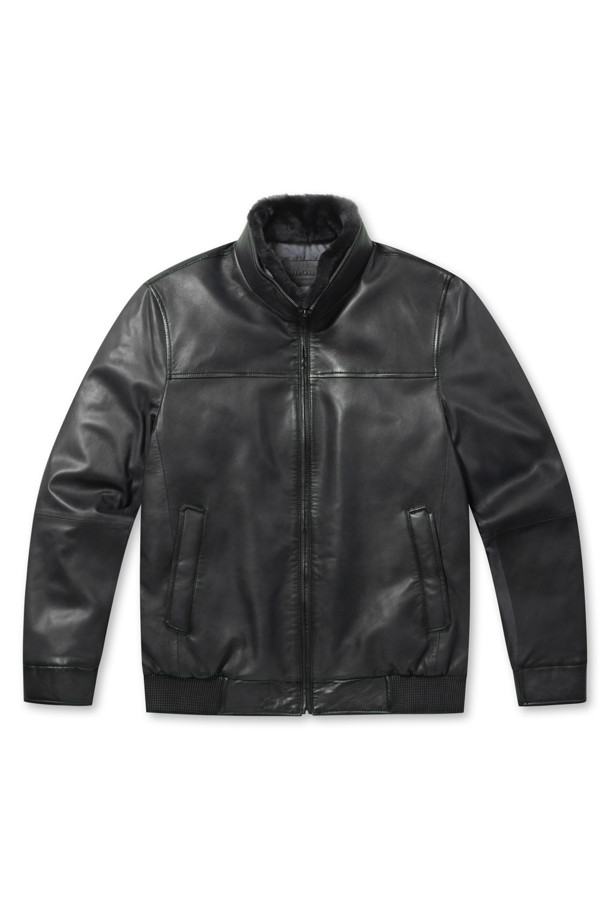 FUR(퍼) 칼라 양가죽 다운 점퍼는 겨울철 데일리룩에 적합한 베이직 스타일의 점퍼입니다. 부드러운 촉감의 양가죽 소재로 제작되었으며, 엉덩이 위 기장의 레귤러 핏으로 편안하게 착용 가능합니다. 탈부착 가능한 양털 칼라 FUR(퍼)가 있어 다양한 스타일을 연출할 수 있으며, 히든 자석으로 간편하게 여밀 수 있습니다. 구스다운 충전재(솜털:깃털=80:20)와 밑단 및 소매단 스모킹 처리, 오일 브러쉬 가공으로 보온성과 흡습 기능까지 갖춘 실용적인 제품입니다. 블랙 색상으로 클래식하고 미니멀한 매력을 더했습니다.
