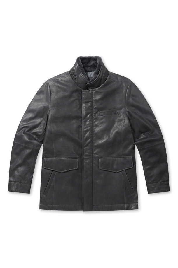 FUR 칼라 양가죽 다운 사파리입니다. 부드러운 촉감의 양가죽 소재로 제작되었으며, 탈부착 가능한 양털 칼라 FUR가 특징입니다. 구스다운 충전재(솜털:깃털=80:20)와 안감으로 보온성을 높였으며, 히든 자석 여밈 방식으로 깔끔한 핏을 연출합니다. 가슴과 하단에 장식 포켓이 있으며, 엉덩이를 덮는 기장감으로 겨울철 데일리룩과 동네 마실룩에 캐주얼하고 미니멀한 스타일을 더해줍니다. 블랙 색상의 무지 디자인으로 다양한 코디에 활용하기 좋습니다.
