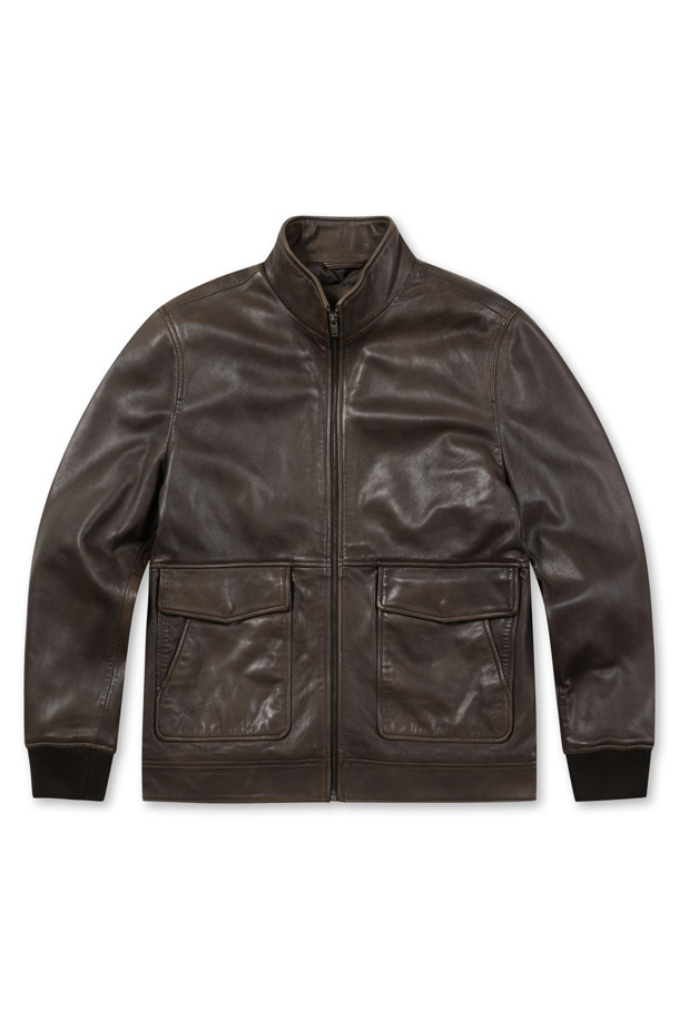 [셀렉션] 세미베지터블 양가죽 점퍼는 초겨울, 클래식, 빈티지, 캐주얼 스타일을 아우르는 남성용 아우터입니다. 부드러운 감촉의 양가죽 소재에 엉덩이 위 기장의 레귤러핏으로 편안한 착용감을 선사합니다. 브라운 컬러의 무지 디자인에 가먼트워싱, 효소 처리, 부분 스티치 디테일, 하단 포켓 장식 등의 특징을 더해 고급스러움을 강조했습니다. 솜 안감과 약간 두꺼운 두께감으로 보온성을 높였으며, 겨울 데일리룩, 데이트룩, 모임룩 등 다양한 TPO에 활용하기 좋습니다. 지퍼 여밈 방식과 긴 소매 기장으로 안정적인 착용감을 제공합니다.
