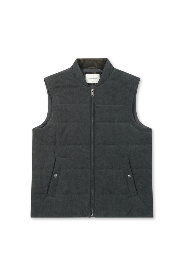 [코지] 코듀로이 베스트는 초겨울, 출근룩에 어울리는 베이직하고 캐주얼한 스타일의 베스트입니다. 엉덩이 위 기장의 레귤러핏으로, 반달 모양의 네크라인과 전면 노출 지퍼가 특징입니다. 블랙 컬러의 폴리에스터 코듀로이 소재에 퀼팅 패턴으로 포인트를 주었으며, 약간 두꺼운 두께감과 3M 신슐레이트 안감으로 보온성을 높였습니다. 사이드 스냅 포켓과 뒷넥 라벨판 체크 배색 디테일, 약간의 신축성이 있어 편안하게 착용 가능합니다.
