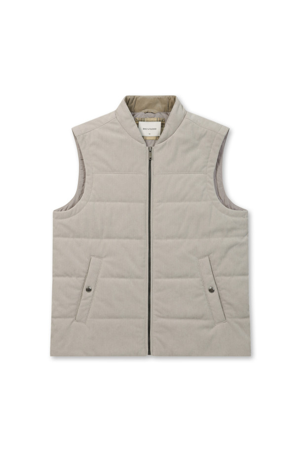 [코지] 코듀로이 베스트는 초겨울, 출근룩과 산책룩에 모두 잘 어울리는 베이직 스타일의 레귤러핏 베스트입니다. 3M 신슐레이트 충전재를 사용하여 보온성을 높였으며, 약간 두꺼운 두께감으로 포근하게 착용할 수 있습니다. 부드러운 코듀로이 소재와 엉덩이 위 기장의 디자인, 반달 모양 넥 디자인이 특징입니다. 지퍼형 여밈 방식과 스냅 여밈 사이드 포켓으로 실용성을 더했으며, 뒷넥 라벨판 체크 배색으로 포인트를 주었습니다. 그레이 컬러로 클래식, 미니멀, 캐주얼 등 다양한 스타일에 매치하기 좋습니다.
