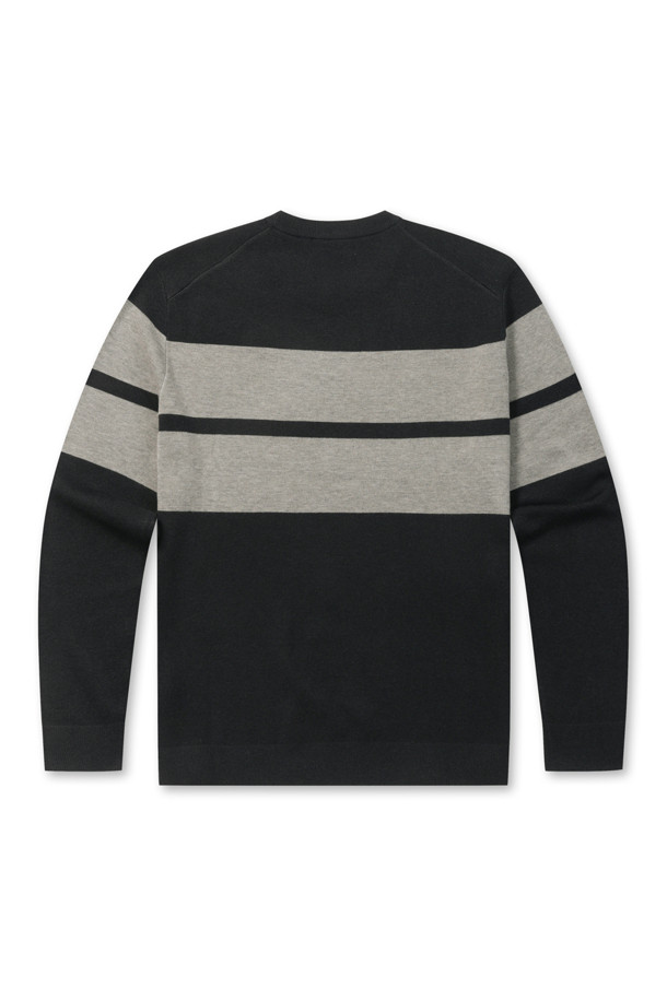 **따뜻함과 스타일을 모두 갖춘 빅블록 워셔블 라운드넥 스웨터**

부드러운 울 소재로 제작되어 포근한 착용감을 선사하며, 가을과 초겨울에 어울리는 두께감의 베이직 스웨터입니다. 블랙과 그레이 두 가지 컬러로 출시되어 어떤 스타일에도 쉽게 매치할 수 있습니다. 전체 이중 조직으로 제작되어 내구성이 뛰어나며, 밑단과 소매단 립 처리로 깔끔한 마무리를 더했습니다. 워셔블 기능으로 관리가 용이하며, 캐주얼, 미니멀, 클래식 스타일을 즐겨 입는 분들께 '겨울 데일리룩'과 '동네 마실룩'으로 추천합니다.
