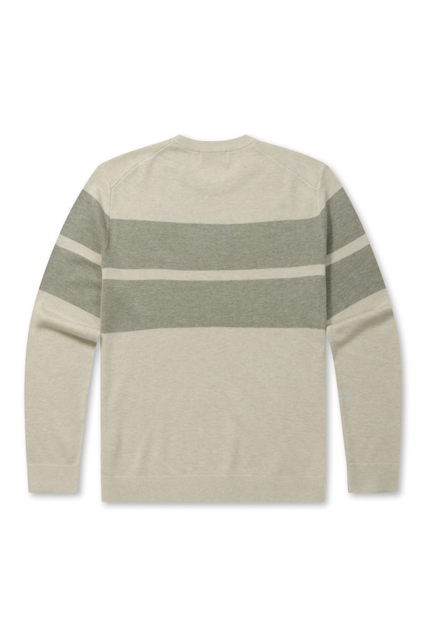 빅블록 워셔블 라운드넥 스웨터는 가을 나들이룩과 겨울 데일리룩에 잘 어울리는 베이직 스타일의 스웨터입니다. 부드러운 울 소재로 제작되어, 쌀쌀한 날씨에도 포근하고 편안한 착용감을 선사합니다. 베이지, 그린 두 가지 색상으로 출시되었으며, 핏은 레귤러핏, 네크라인은 라운드넥 디자인입니다. 이중 조직 디자인, 밑단 및 소매단의 립 처리, 좌측 옆선 로고 라벨이 특징이며 워셔블 기능으로 관리가 용이합니다. 긴소매 기장의 보통 두께 스웨터로, 클래식, 미니멀, 캐주얼 등 다양한 스타일을 연출할 수 있습니다.
