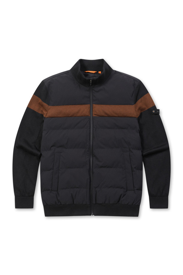 [라이프 퍼포먼스] 니트 배색 방풍 점퍼는 초겨울 일상과 출근, 산책룩에 활용하기 좋은 아우터입니다. 블랙과 브라운 두 가지 색상으로 출시되었으며, 스포티하고 캐주얼한 스타일을 연출합니다. 퀼팅 패턴의 레귤러핏 점퍼로, 우븐 원단과 니트 소매의 배색이 특징입니다. 몸판에는 충전재가 내장되어 보온성을 높였으며, 소매 안쪽 방풍 안감과 등판 실키 스트레치 안감으로 착용감을 개선했습니다. 히든스냅 사이드포켓과 좋은 신축성으로 편안함을 더한 약간 두꺼운 두께의 집업 점퍼입니다.
