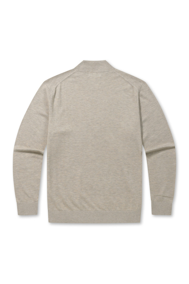 **[에센셜스] 솔리드 워셔블 하프터틀넥 스웨터**는 부드러운 울 소재로 제작되어 초겨울부터 겨울까지 따뜻하게 착용하기 좋은 남성용 니트입니다. 베이직한 디자인에 레귤러 핏으로, 출근룩과 비즈니스 캐주얼에 활용하기 좋습니다. 하프 터틀넥으로 보온성을 높였으며, 밑단과 소매단 립 처리로 깔끔한 마감 처리를 더했습니다. 옆구리 부위 골뺌 조직 디테일이 특징이며, 워셔블 기능으로 손쉽게 관리할 수 있습니다. 신축성이 뛰어나 편안한 착용감을 선사하며 비침 걱정 없이 착용 가능합니다.
