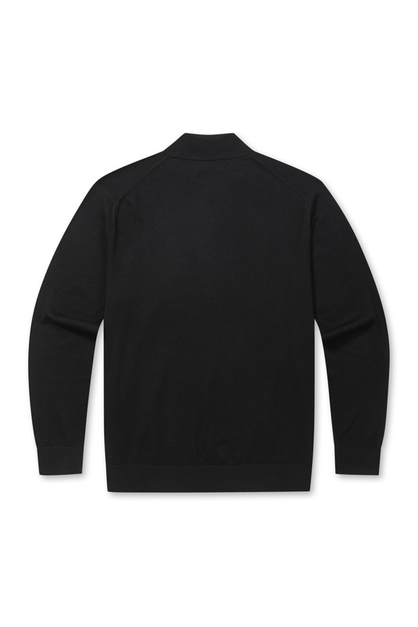 [에센셜스] 솔리드 워셔블 하프터틀넥 스웨터는 초겨울과 겨울 시즌, 출근룩, 오피스룩, 모임룩에 모두 어울리는 베이직 스타일의 니트/스웨터입니다. 부드러운 울 소재의 레귤러 핏 하프터틀넥 디자인으로, 플레인 조직과 골지 패턴이 특징입니다. 긴소매 기장과 밑단, 소매단의 립 처리, 옆구리 골뺌 조직 디테일이 돋보입니다. 워셔블 기능으로 관리가 용이하며, 클래식, 미니멀, 캐주얼 스타일을 모두 소화할 수 있습니다. 블랙 컬러로 어떤 하의와도 쉽게 매치할 수 있어 활용도가 높습니다.
