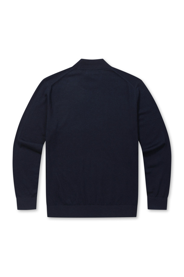 [에센셜스] 솔리드 워셔블 하프터틀넥 스웨터는 남성용 상의로, 초겨울과 겨울에 착용하기 좋은 아이템입니다. 네이비 컬러의 베이직한 디자인으로, 클래식, 미니멀, 캐주얼 스타일을 모두 소화할 수 있습니다. 울 소재의 레귤러핏 하프터틀넥 스웨터로, 부드러운 촉감과 보통 두께감으로 편안하게 착용 가능합니다. 밑단 및 소매단 립 처리와 옆구리 부위 골뺌 조직 디테일이 돋보이며, 신축성이 좋고 비침이 없어 활동성을 높였습니다. 워셔블 기능으로 손쉬운 관리가 가능하며, 출근룩으로도 활용하기 좋습니다.
