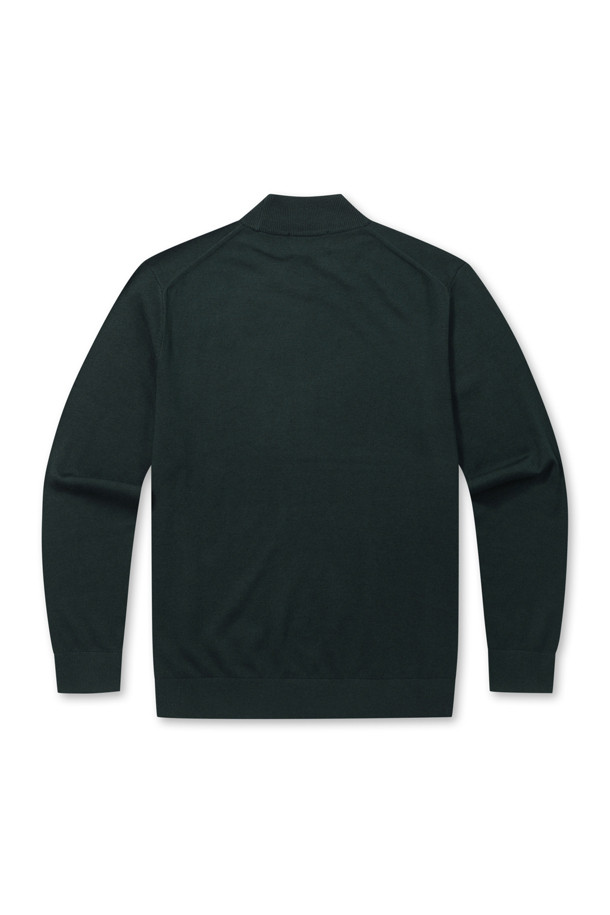 [에센셜스] 솔리드 워셔블 하프터틀넥 스웨터는 초겨울과 겨울에 착용하기 좋은 레귤러 핏의 하프 터틀넥 스웨터입니다. 부드러운 울 소재로 제작되어 편안한 촉감을 선사하며, 베이직한 스타일로 다양한 룩에 활용하기 좋습니다. 블랙 컬러의 무지 디자인에 플레인 조직과 밑단 및 소매단의 립 처리, 옆구리 골뺌 조직 디테일로 포인트를 더했습니다. 워셔블 기능으로 관리가 용이하며, 출근룩, 클래식, 미니멀, 캐주얼 스타일을 연출하기에 적합합니다. 긴 소매 기장으로 따뜻함을 더했습니다.
