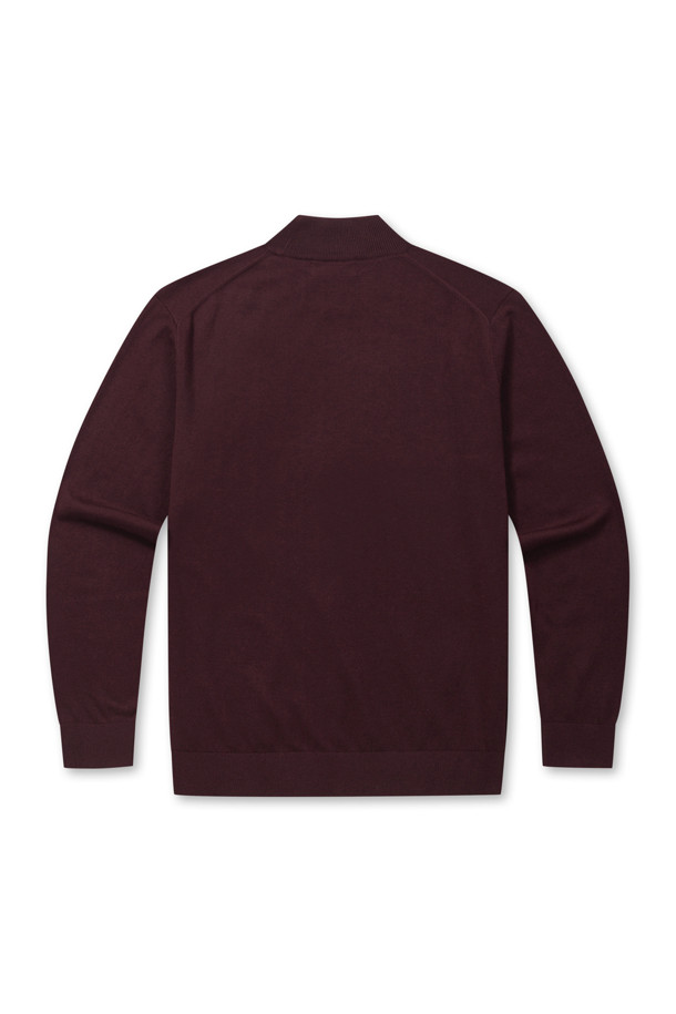 [에센셜스] 솔리드 워셔블 하프터틀넥 스웨터는 초겨울과 겨울에 착용하기 좋은 여성 상의입니다. 버건디, 와인 두 가지 색상으로 출시되었으며, 베이직한 스타일을 추구하는 분들께 적합합니다. 울 소재로 제작되어 부드러운 촉감을 선사하며, 레귤러 핏과 긴 소매 기장으로 편안한 착용감을 제공합니다. 하프 터틀넥 디자인과 옆구리 부위 골뺌 조직 디테일, 밑단 및 소매단 립 처리, 전체 플레인 조직이 특징입니다. 워셔블 기능으로 관리가 용이하며, 출근룩, 데이트룩, 클래식, 미니멀, 캐주얼 등 다양한 스타일 연출에 활용할 수 있습니다.
