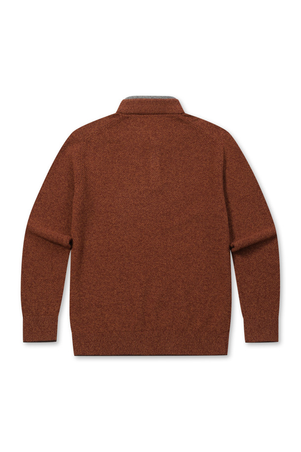 [이노버] 미니 숄 칼라 레이어드 스웨터는 초겨울부터 겨울까지 따뜻하게 입을 수 있는 울 소재의 스웨터입니다. 브라운 컬러의 변형조직 패턴에 셔츠를 레이어드한 듯한 숄 카라 디자인이 특징이며, 밑단과 소매단에 배색 팁 및 립 처리를 더해 포인트를 주었습니다. 레귤러핏으로 제작되어 출근룩이나 모임룩 등 다양한 TPO에 활용 가능하며, 클래식, 미니멀, 캐주얼 스타일을 모두 아우릅니다. 부드러운 촉감과 좋은 신축성으로 편안한 착용감을 선사하며, 비침 걱정 없이 착용할 수 있습니다. 로고 포인트 라벨이 깔끔한 마무리를 더합니다.
