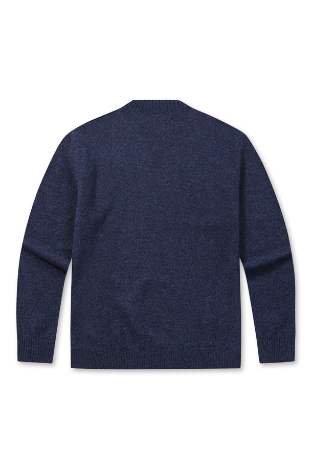 부드러운 울 소재의 케이블 하프 터틀넥 스웨터입니다. 멜란지 네이비 컬러와 레귤러 핏으로 클래식하고 미니멀한 스타일을 연출합니다. 두꺼운 두께감과 긴 소매 기장으로 겨울철 따뜻함을 더하며, 케이블 패턴이 은은한 포인트를 줍니다. 밑단과 소매단 립 처리, 신축성 좋은 소재로 편안한 착용감을 선사하며, 비침 걱정 없이 오피스룩, 데일리룩, 모임룩 등 다양한 TPO에 활용하기 좋습니다.
