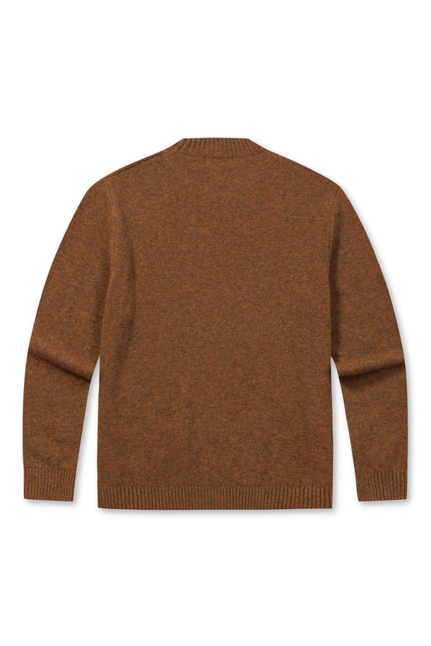 **케이블 하프넥 터틀넥 스웨터**는 부드러운 울 소재로 제작되어 포근한 착용감을 선사합니다. 클래식한 디자인에 멜란지 브라운 컬러가 더해져 겨울철 데일리룩, 데이트룩, 오피스룩 등 다양한 TPO에 활용하기 좋습니다. 하프넥 디자인으로 보온성을 높였으며, 레귤러 핏으로 편안하게 착용 가능합니다. 케이블 패턴과 립 처리된 밑단, 소매단이 포인트이며, 두꺼운 두께감으로 따뜻함을 더합니다. 뛰어난 신축성과 비침 없는 소재로 제작되어 활동성과 편안함을 동시에 만족시킵니다.
