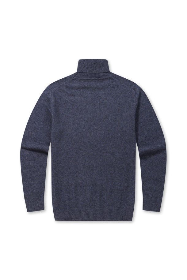 네이비 컬러의 라쿤 혼방 솔리드 롱 터틀넥 스웨터입니다. 부드러운 캐시미어와 라쿤 소재 혼방으로 제작되어 뛰어난 착용감을 선사합니다. 겨울철 데일리룩 또는 집콕룩에 활용하기 좋으며, 베이직하고 미니멀한 스타일을 연출할 수 있습니다. 긴 소매와 롱 기장, 레귤러 핏으로 어떤 체형에도 잘 어울립니다. 두께감 있는 소재에 신축성이 더해져 편안하게 활동할 수 있으며, 비침 걱정 없이 따뜻하게 입을 수 있습니다.
