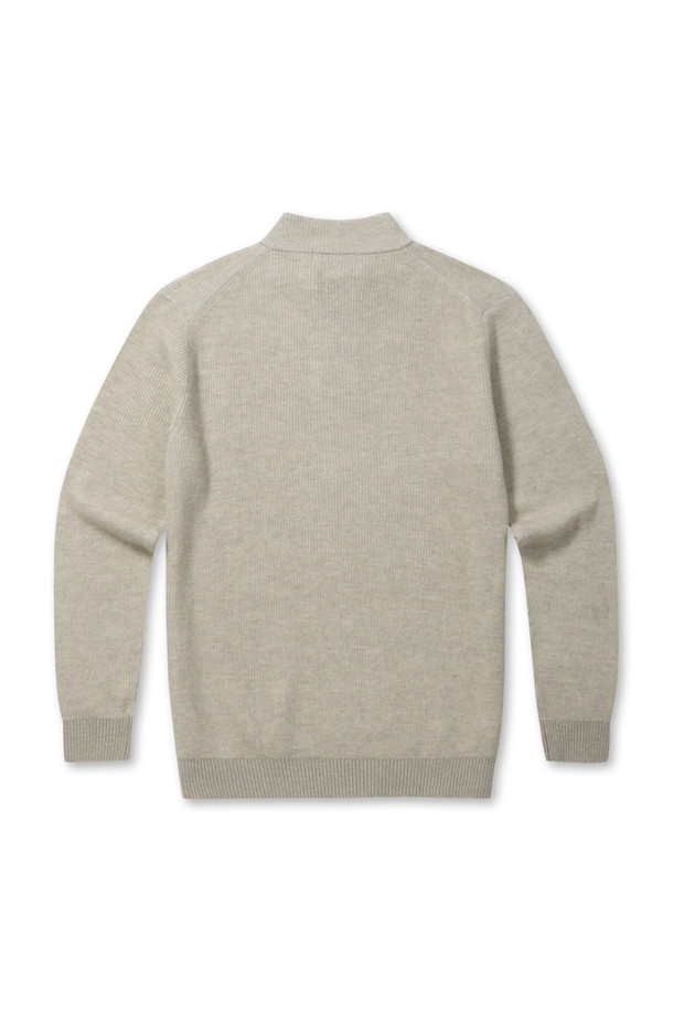 "웨일" 조직 이중우수 하프집업 스웨터는 겨울철 일상에서 캐주얼, 미니멀, 클래식 스타일을 연출하기 좋은 아이템입니다. 부드러운 울 소재에 두꺼운 두께감으로 보온성을 높였으며, 골지 패턴과 긴 소매 기장이 특징입니다. 하프넥 디자인과 레귤러핏으로 편안한 착용감을 제공하며, 이중 짜임 기법을 사용하여 내구성을 강화했습니다. 좌측 옆선 로고 라벨과 밑단 및 소매단 립 처리로 디테일을 더했으며, 집업 방식의 여밈으로 간편하게 착용할 수 있습니다.
