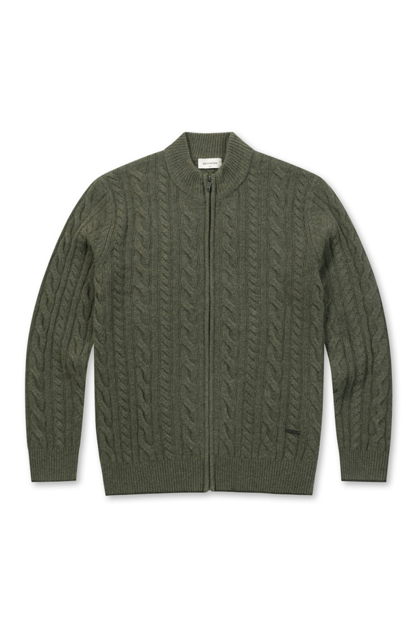 **울100 케이블 집업 가디건**은 초겨울부터 겨울까지 따뜻하게 입을 수 있는 남성용 상의입니다. 부드러운 촉감의 울 100% 소재로 제작되었으며, 레귤러 핏과 두꺼운 두께로 포근함을 더합니다. 그린과 투톤 컬러로 세련된 느낌을 주며, 케이블 패턴과 긴 소매 디자인이 특징입니다. 밑단 및 소매단 립 처리와 좌측 포켓 스웨이드 와펜 디테일이 돋보이며, 지퍼 여밈 방식으로 편안하게 착용 가능합니다. 일상, 모임, 데이트 등 다양한 TPO (Time, Place, Occasion) 에 맞춰 클래식, 미니멀, 캐주얼 스타일을 연출할 수 있는 활용도 높은 아이템입니다.
