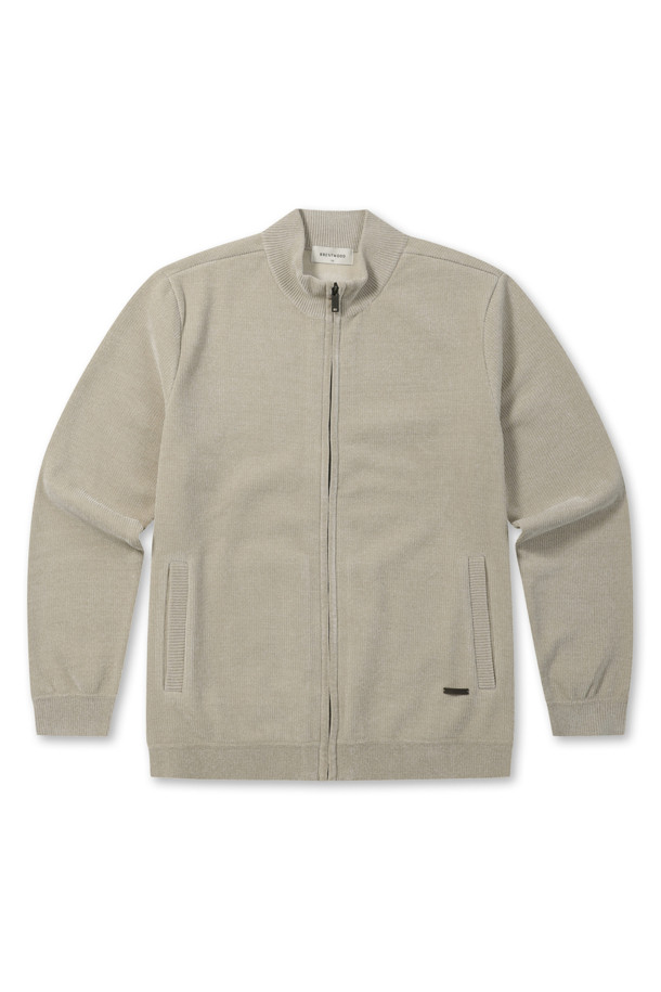 부드러운 촉감의 웨일 조직으로 제작된 융본딩 집업 가디건입니다. 베이지 컬러에 레귤러핏으로 제작되어 출근룩, 여행룩 등 다양한 TPO에 활용 가능합니다. 두꺼운 두께감으로 초겨울부터 겨울까지 따뜻하게 착용할 수 있으며, 베이직한 디자인으로 클래식, 미니멀, 캐주얼 등 폭넓은 스타일을 소화합니다. 포켓 안감은 니트 소재로, 좌측 포켓에는 스웨이드 와펜으로 포인트를 주었습니다. 융 안감과 높은 보온성, 신축성으로 편안함까지 더했습니다.
