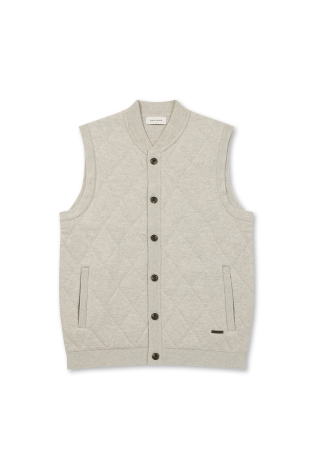 다이아퀼팅 웜 베스트는 초겨울과 겨울철, 일상에서 캐주얼하고 베이직한 스타일을 연출하기 좋은 남성용 아우터입니다. 부드러운 울 소재에 니트 안감을 더해 포근한 착용감을 선사하며, 두꺼운 두께감으로 보온성을 높였습니다. 멜란지 그레이 컬러의 레귤러핏으로 디자인되었으며, 다이아 퀼팅 패턴과 스웨이드 와펜 포켓 디테일이 특징입니다. 단추 여밈 방식으로 간편하게 착용 가능하며, 신축성이 좋아 활동성을 보장합니다. 산책룩, 동네 마실룩과 같은 편안한 스타일을 연출하기에 적합합니다.
