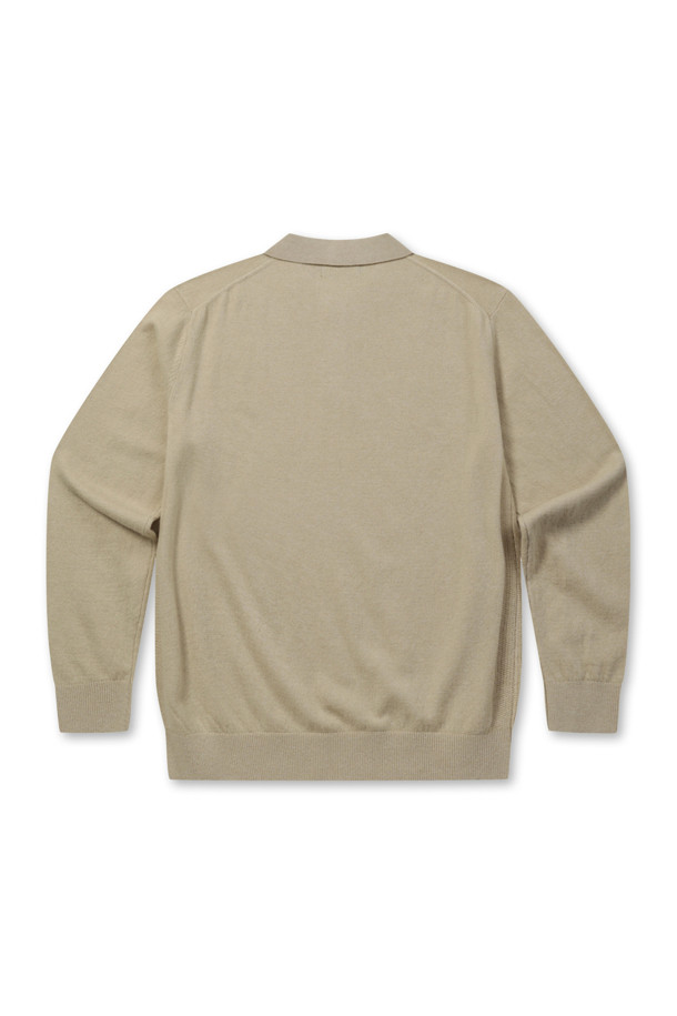 [셀렉션] 캐시미어 블렌디드 폴로넥 스웨터는 부드러운 촉감의 울과 캐시미어 혼방 소재로 제작되어 초겨울부터 겨울까지 따뜻하게 착용하기 좋습니다. 클래식한 무드의 레귤러핏 폴로넥 디자인으로, 3버튼 디테일이 돋보입니다. 베이지 컬러에 무지 패턴으로 어떤 스타일에도 매치하기 용이하며, 옆구리 골 조직 짜임과 밑단 및 소매단 립 처리로 고급스러움을 더했습니다. 약간 두꺼운 두께감과 신축성으로 편안한 착용감을 선사하며, 비침 걱정 없이 겨울 데일리룩, 모임룩, 카페룩 등 다양한 TPO에 활용할 수 있습니다.
