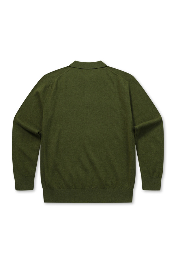 [셀렉션] 캐시미어 블렌디드 폴로넥 스웨터는 부드러운 울과 캐시미어 혼방 소재로 제작되어 초겨울부터 겨울까지 따뜻하게 착용할 수 있습니다. 클래식한 무드의 무지 디자인에 3버튼 폴로넥, 긴소매, 레귤러핏으로 제작되어 데이트룩, 오피스룩, 겨울 데일리룩 등 다양한 TPO에 활용하기 좋습니다. 플레인 조직과 옆구리 골 조직 짜임, 밑단 및 소매단의 립 처리로 고급스러움을 더했으며, 신축성이 좋아 편안한 착용감을 선사합니다. 그린 컬러의 부드러운 촉감이 특징인 이 스웨터는 미니멀, 캐주얼 스타일을 즐겨 입는 분들께 추천합니다.
