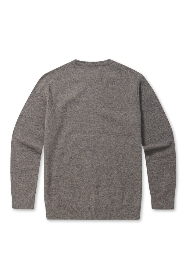 [셀렉션] 울 100 트위드 라운드넥 스웨터는 남성 고객을 위한 클래식 스타일의 니트/스웨터입니다. 부드러운 촉감의 울 100% 소재로 제작되었으며, 초겨울부터 겨울까지 따뜻하게 착용하기 좋습니다. 그레이 컬러의 레귤러핏 스웨터로, 라운드넥과 긴 소매, 그리고 전체 플레인 조직과 밑단 및 소매단의 립 처리가 특징입니다. 신축성이 좋아 편안한 착용감을 선사하며, 비침 걱정 없이 데일리룩, 출근룩, 모임룩 등 다양한 TPO에 활용할 수 있습니다. 클래식, 미니멀, 캐주얼 스타일을 선호하는 남성분들께 추천합니다.
