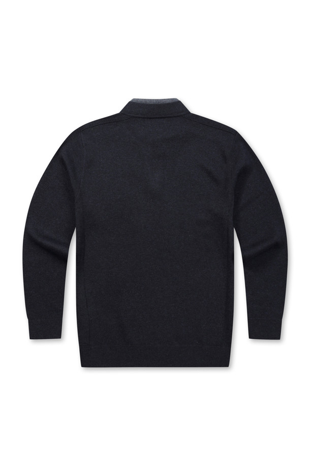 [이노버] 워셔블 셔츠 레이어드 스웨터는 차이나칼라 디자인에 블랙 컬러의 베이직 스타일 니트 스웨터입니다. 울 소재로 제작되어 부드러운 촉감을 선사하며, 워셔블 기능으로 편안하게 관리할 수 있습니다. 셔츠를 레이어드한 듯한 디자인으로 클래식, 미니멀, 캐주얼 등 다양한 스타일을 연출할 수 있으며, 출근룩과 모임룩에 적합합니다. 안티필링 소재와 옆구리 세로골 조직, 립 처리된 밑단과 소매단으로 디테일을 더했습니다. 봄, 가을 시즌에 활용하기 좋은 레귤러핏 긴소매 스웨터입니다.
