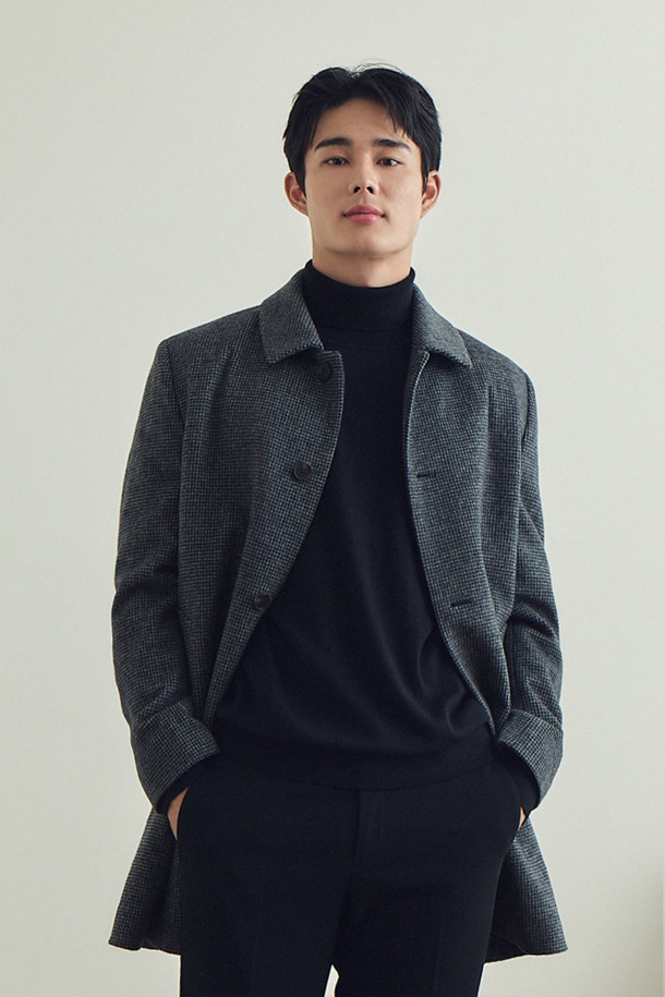 **울/캐시미어 블렌디드 하프 코트**는 겨울철 따뜻함과 스타일을 동시에 잡을 수 있는 남성용 아우터입니다. 부드러운 울과 캐시미어 혼방 소재로 제작되어 뛰어난 촉감과 보온성을 제공하며, 퀼팅 안감으로 한층 더 따뜻하게 착용할 수 있습니다. 베이지, 블랙, 그레이 세 가지 색상으로 출시되어 다양한 겨울 데일리룩, 출근룩, 비즈니스 캐주얼 스타일에 매치하기 좋습니다. 클래식, 캐주얼, 미니멀 스타일을 아우르는 디자인으로, 하운드투스, 솔리드, 마이크로 패턴 등 다채로운 무늬를 선택할 수 있습니다. 레귤러핏의 하프 기장 코트로, 사선 포켓 디자인이 돋보입니다.
