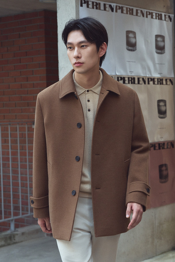 세련된 트윌 조직 하프 코트입니다. 남성용으로, 베이지와 브라운 두 가지 컬러로 만나보실 수 있습니다. 겨울철 보온성을 책임지는 두꺼운 울 소재에 퀼팅 안감으로 마감하여 따뜻함을 더했습니다. 세미 오버 핏으로 제작되어 편안하면서도 모던한 스타일을 연출하며, 코듀로이 배색, 지그재그 장식 스티치, 사선 포켓 등 섬세한 디테일이 돋보입니다. 겨울 데일리룩, 데이트룩, 모임룩 등 다양한 TPO에 활용하기 좋으며, 캐주얼, 클래식, 미니멀 스타일을 즐겨 입는 분들께 추천합니다.
