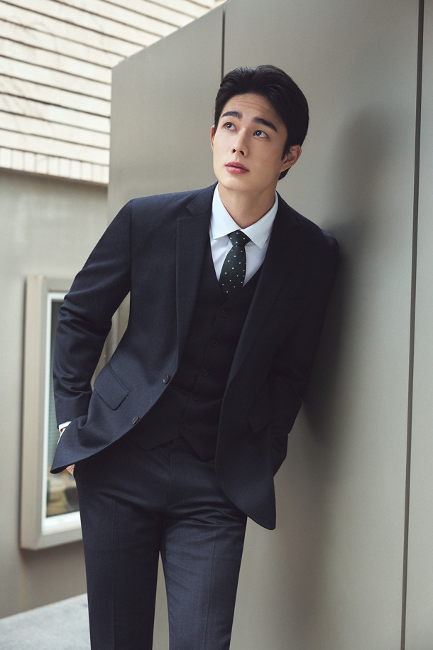 [액션슈트] 울블렌디드 스트라이프 슬림 슈트 재킷은 남성 고객을 위한 모던하고 클래식한 스타일의 슈트 재킷입니다. 네이비 컬러의 스트라이프 패턴이 특징이며, 일상과 비즈니스 모두 활용 가능한 TPO를 제공합니다. 울 소재에 슬림핏으로 제작되어 세련된 실루엣을 연출하며, 가을 시즌에 적합한 두께감입니다. B로고 레드 실링 인장 라펠 장식과 액션밴드 사양, 스트레치 안감 등의 디테일이 돋보입니다. 등판 양사이드 벤트와 전체 안감, 이너 포켓이 있어 편안함과 실용성을 더했습니다.
