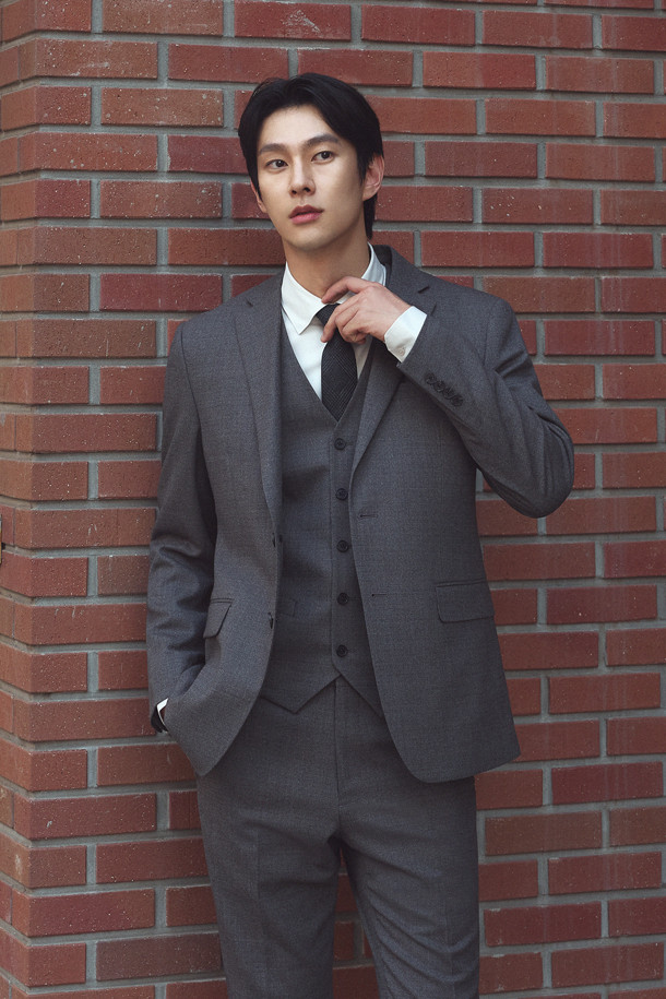 [액션슈트] 울블렌디드 멜란지 베이지 슬림 슈트 자켓은 남성 고객을 위한 아우터입니다. 멜란지 베이지 및 그레이 컬러로 출시되었으며, 클래식하고 모던한 스타일을 연출합니다. 가을 시즌에 적합하며, 일상 및 비즈니스 착용에 적합합니다. 슬림핏 디자인과 싱글 버튼 여밈으로 세련된 실루엣을 선사하며, 울 소재 특유의 부드러운 촉감을 느낄 수 있습니다. 액션밴드, 스트레치 안감, 이너포켓, B로고 레드 실링 인장 라펠, 등판 양사이드 벤트 등의 디테일로 활동성과 디자인을 모두 잡았습니다.
