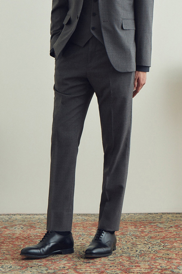 세련된 남성 스타일을 완성하는 [액션슈트] 울블렌디드 멜란지 베이지 슬림 슈트 팬츠입니다. 가을 시즌을 위한 이 정장 바지는 일상과 정장 모두를 아우르는 활용도를 자랑합니다. 부드러운 울 소재와 전체 안감으로 편안한 착용감을 선사하며, 슬림핏 디자인과 멜란지 베이지 컬러가 모던하고 클래식한 분위기를 연출합니다. 액션밴드와 사이드 히든 밴딩, 이너 포켓 디테일이 활동성과 실용성을 더하며, 오피스룩, 비즈니스 캐주얼, 회의룩 등 다양한 TPO에 맞춰 스타일리시하게 연출할 수 있습니다. 미니멀하면서도 세련된 남성복을 찾는다면 이 슈트 팬츠가 좋은 선택이 될 것입니다.
