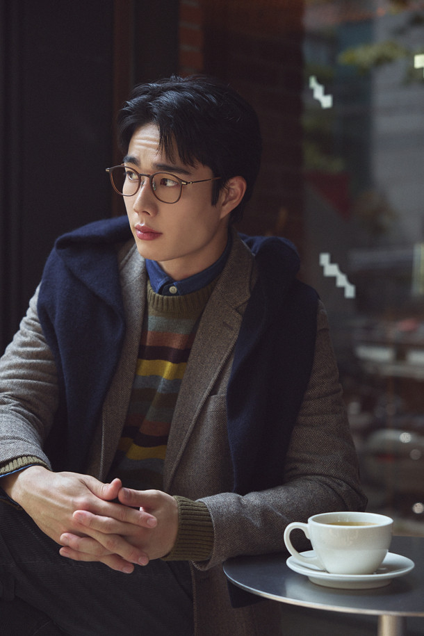 겨울철 따뜻함과 스타일을 책임질 [헌팅자켓] 울블렌디드 헤링본 헌팅 재킷입니다. 베이지와 카키 두 가지 색상으로 출시되어, 클래식하면서도 캐주얼한 매력을 선사합니다. 울 소재의 헤링본 패턴으로 고급스러운 질감을 자랑하며, 투버튼 여밈과 레귤러 핏으로 편안한 착용감을 제공합니다. 엘보 패치, 칼라 안쪽 비죠, 아웃포켓 등의 디테일이 돋보이며, 바이린 HAS 충전재와 퀼팅 처리, 전체 안감으로 보온성을 높였습니다. 겨울 데일리룩, 모임룩, 비즈니스 캐주얼 등 다양한 TPO에 활용할 수 있는 실용적인 아이템입니다.
