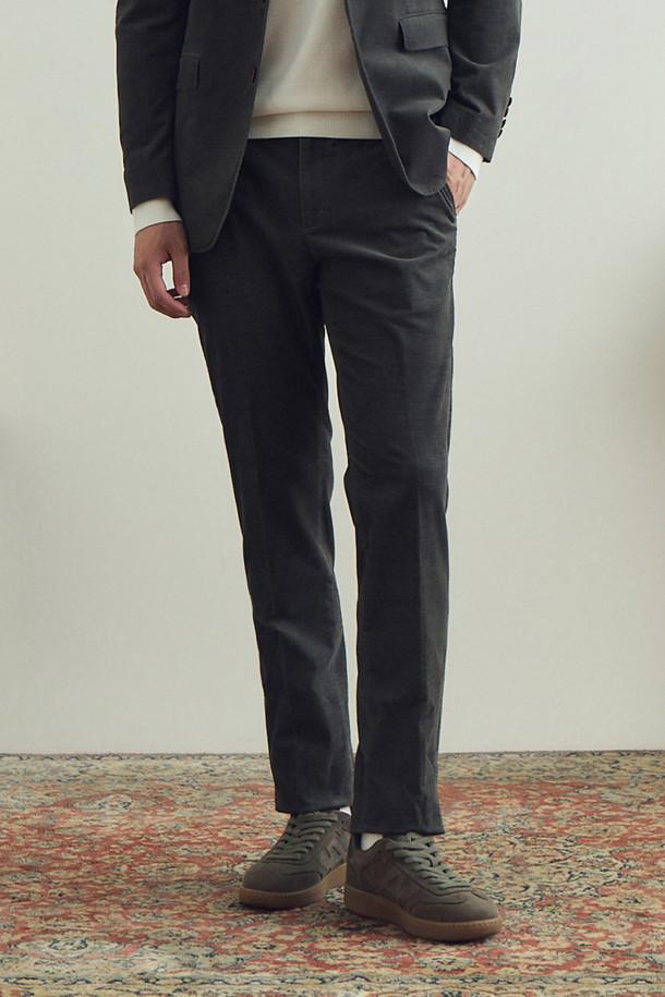 [코지] 솔리드 코튼 워싱 팬츠 (SET-UP)는 부드러운 촉감의 면 소재로 제작되어 편안한 착용감을 제공합니다. 캐주얼한 스타일을 연출하며, 가을 나들이룩이나 겨울 데일리룩에 적합합니다. 가먼트 워싱 공정을 거쳐 자연스러운 질감을 살렸으며, 트윌 조직으로 내구성을 높였습니다. 스탠다드핏의 긴 기장 바지로, 사이드 히든 밴딩 처리로 편안함을 더했습니다. 셋업으로도 활용 가능하여 다양한 스타일을 연출할 수 있는 남성용 캐주얼 팬츠입니다.
