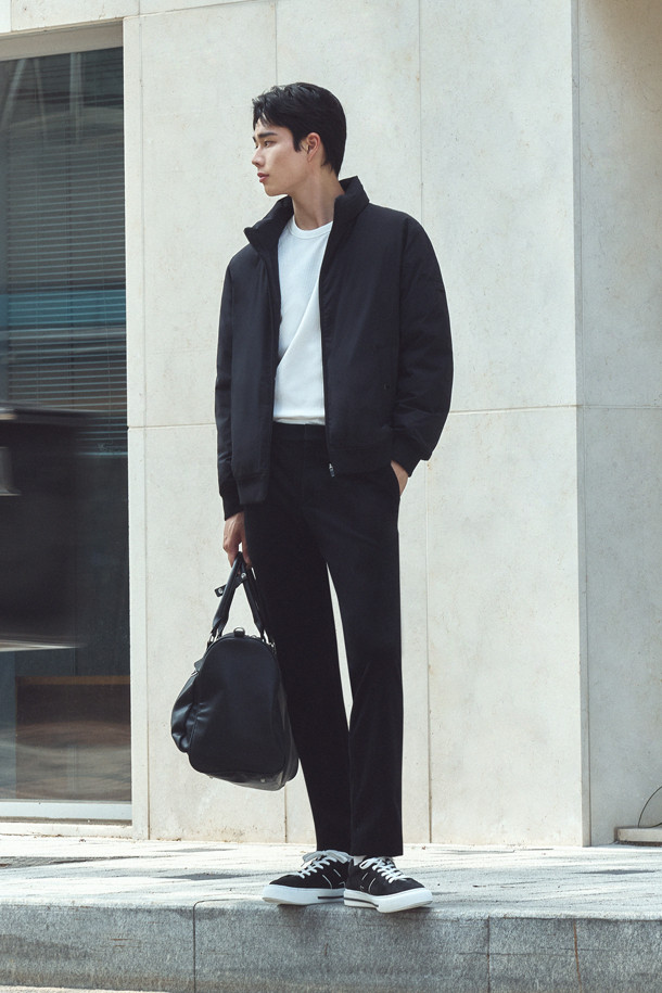 [라이프 퍼포먼스] 솔리드 코듀로이 본딩 팬츠는 겨울철 따뜻하고 편안한 데일리룩을 완성해 줄 바지입니다. 캐주얼, 미니멀, 스포티한 스타일을 모두 소화하며, 스탠다드핏으로 허벅지부터 밑단까지 자연스럽게 좁아지는 실루엣을 연출합니다. 부드러운 코듀로이 소재에 보온성을 높여주는 본딩 안감을 더해, 추운 날씨에도 따뜻하게 착용 가능합니다. 허리 전체 밴딩 처리로 활동성을 높였으며, 다양한 상의와 크로스 코디가 용이합니다. 동네 마실룩이나 산책룩에도 잘 어울리는 실용적인 아이템입니다.
