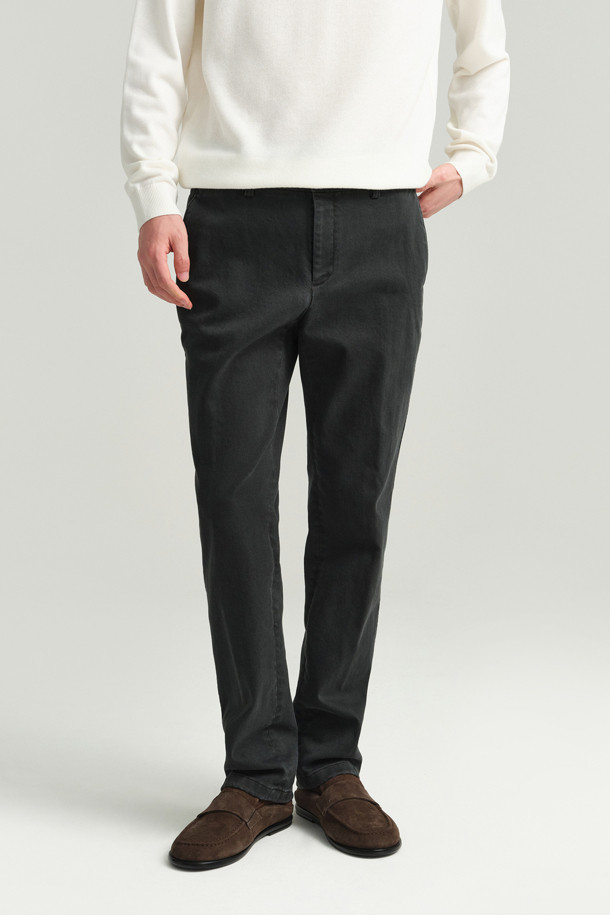 **[에센셜스] 컴포치노 기모 팬츠**는 겨울철 일상, 동네 마실룩에 적합한 베이직 스타일의 기모 팬츠입니다. 면, 스판 혼방의 부드러운 소재로 제작되어 편안한 착용감을 선사하며, 스탠다드핏으로 어떤 스타일에도 잘 어울립니다. 허벅지부터 밑단까지 자연스럽게 좁아지는 실루엣으로 다리가 길어 보이는 효과를 주며, 사이드 히든밴딩으로 편안함을 더했습니다. 두꺼운 두께감과 기모 안감으로 보온성을 높였으며, 뒷주머니 하단에는 포인트 라벨이 부착되어 있습니다.
